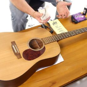 How to clean a guitar
